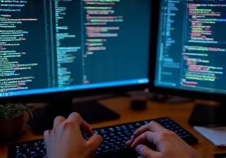 Ontwikkelaar die codeert voor platformontwikkeling